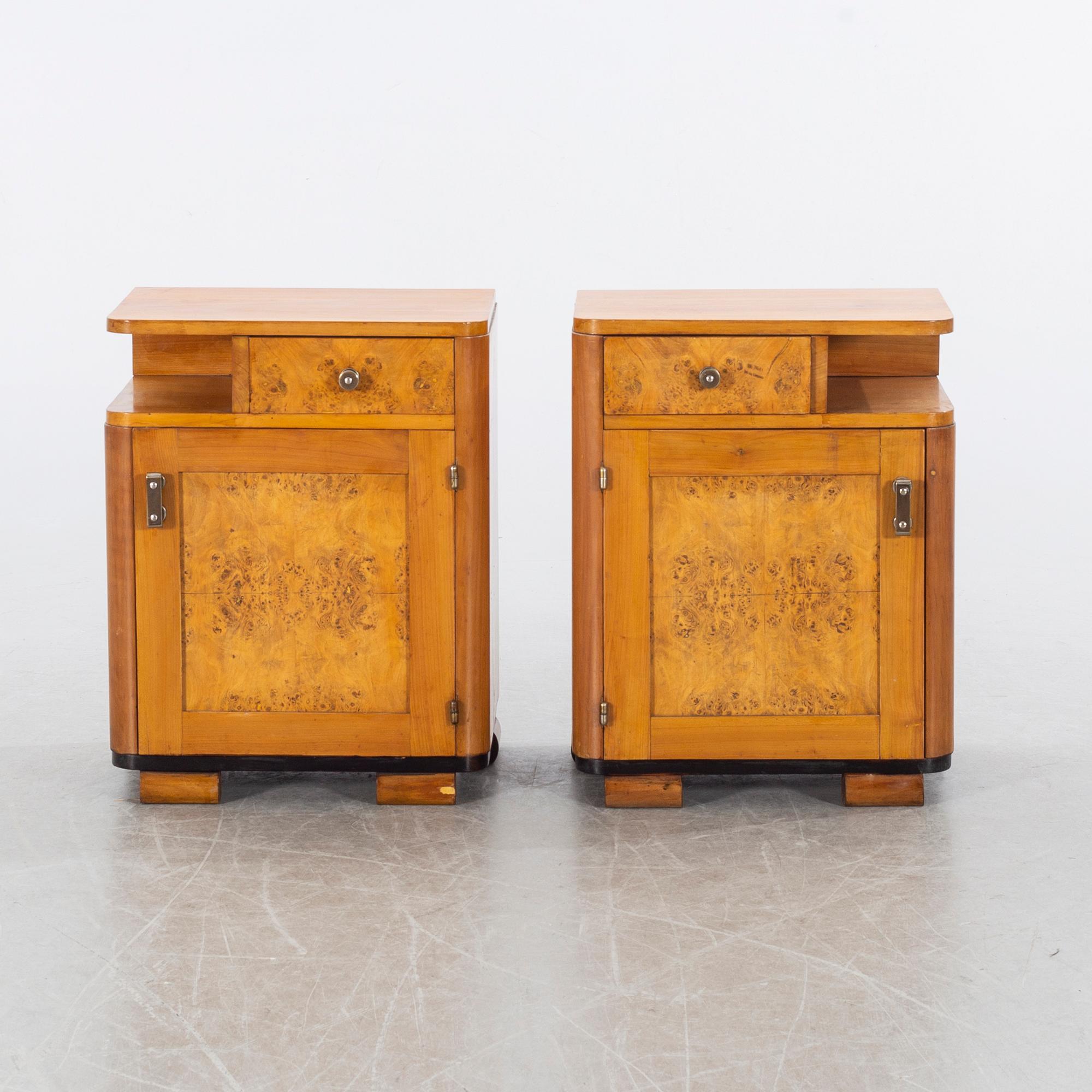 A pair of bedside, 1900-talets mitt.