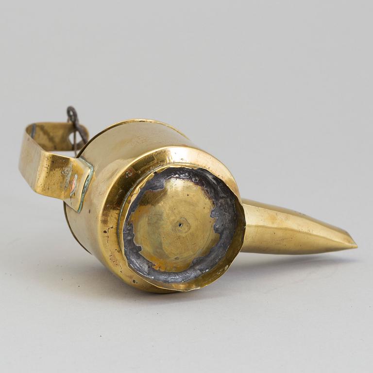 AN 18TH CENTURY BRASS OIL LAMP.