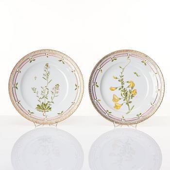 A set of 12 Royal Copenhagen 'Flora Danica' plates, Denmark, 20th Century.