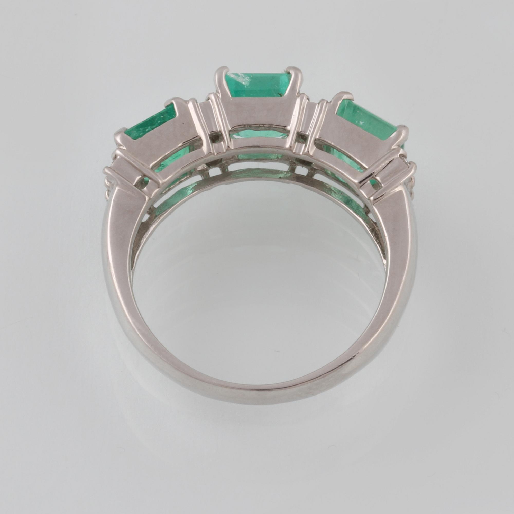RING, platina med 3 smaragder 3.00 ct samt 12 briljantslipade diamanter 0.25 ct. Vikt 6,5 gram.