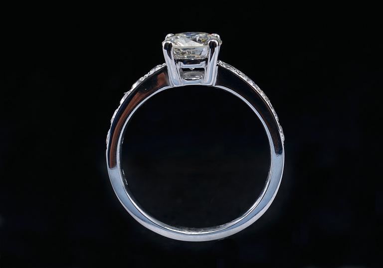 A RING, brilliant cut diamonds c. 1.68 ct. Central stone c. 1.18 ct. 18K white gold, weight 3,9 g.