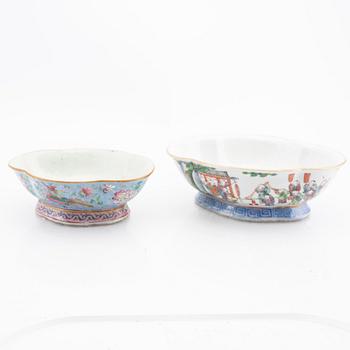 A set of four Chinese porcelain bowls and plates 19th/20th century.