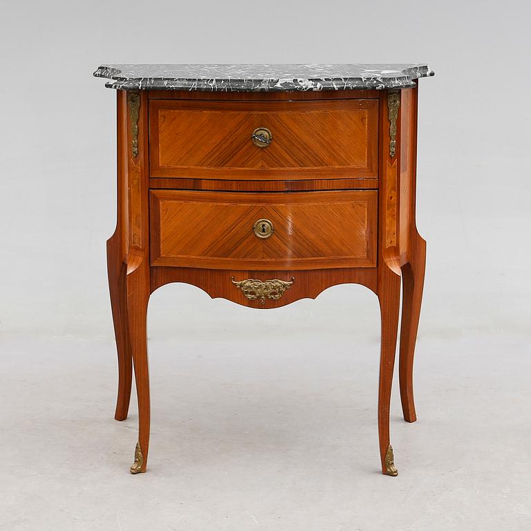 BYRÅ, rokokostil, 1900-talets mitt.