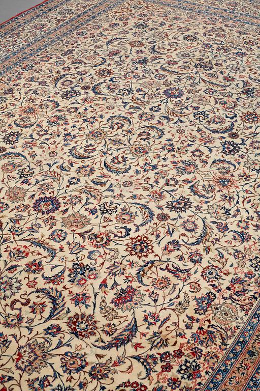 A CARPET, Old Nain  Tuteshk, part silk, ca 446,5 x 309 cm (+ the ends have 1 and 2,5 cm flat weave).