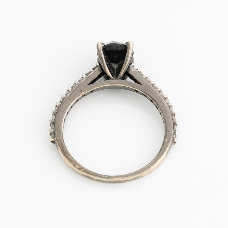 Ring in 18K gold with a black diamond and round brilliant-cut diamonds.