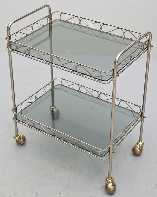 SERVERINGSVAGNAR, ett par, 1900-talets andra hälft.