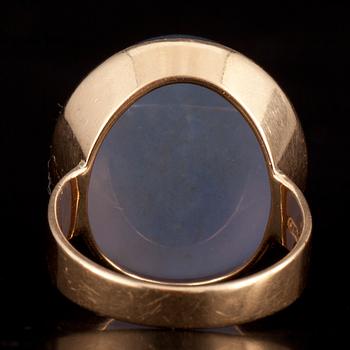 RING, guld 14K, cabochonslipad kalsedon. Olavi Nupponen, Kaunis Koru 1961.