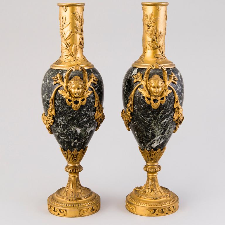 DEKORATIONSURNOR ETT PAR, brons och granit, Ryssland/Frankrike 1800-talets slut.