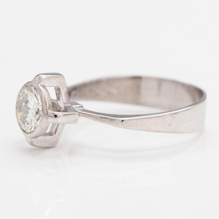 An 18K white gold ring with a ca. 1.10 ct diamond. Luolavuoren Kulta, Turku 1966. With certificate from Kultasarvi.