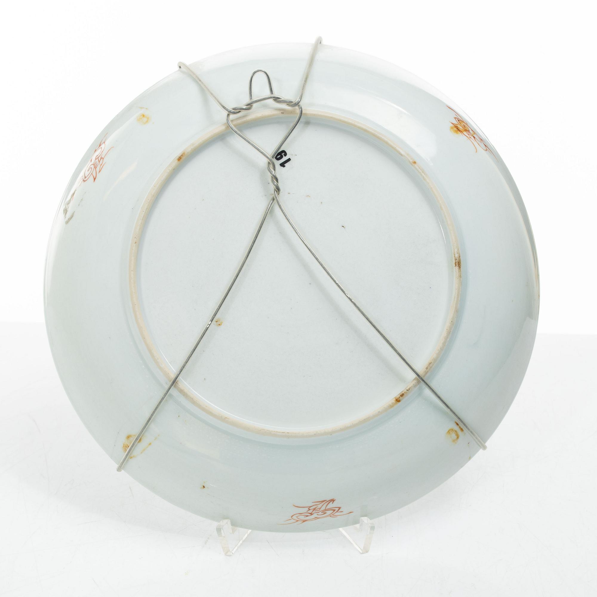 A set of three export porcelain plates and two dishes, Qing dynasty, Qianlong (1736-95).