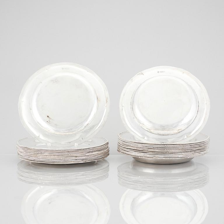 Sydney Bellamy Harman, tallrikar, 24 st (12 flata + 12 djupa), silver, London 1910. Rokoko-stil.