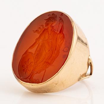 Ring of low carat gold with engraved agate, intaglio.