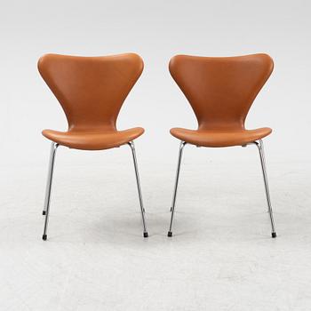 A set of six leather upholstered 'Series 7' chairs by Arne Jacobsen for Fritz Hansen.