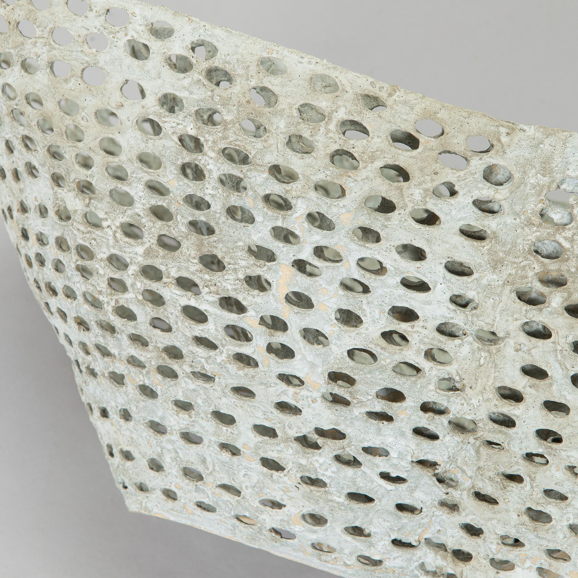 Kristina Riska, veistos, "Basket sculpture" keramiikkaa, signeerattu KR.