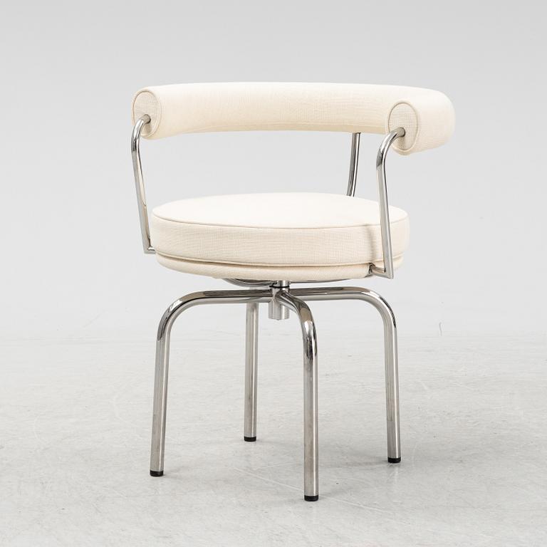 A LC 7 swivel chair by Charlotte Perriand & Pierre Jeanneret & Le Corbusier for Cassina, designed in 1927.