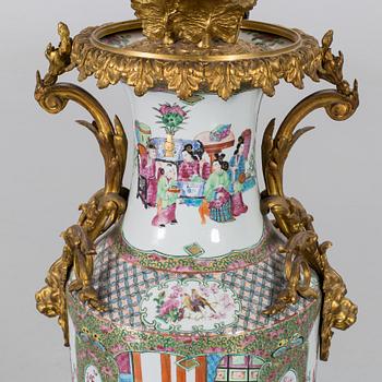 A TABLE LAMP/VASE, KANTON PORCELAIN. 19-20TH CENTURY.