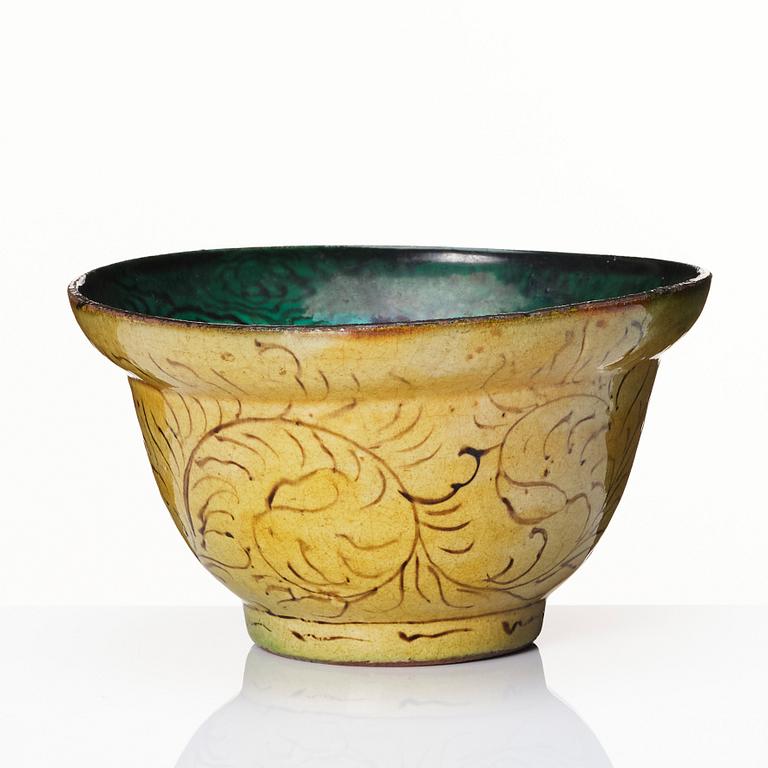 A Japanese kutani bowl, Edo period (1666-1868).