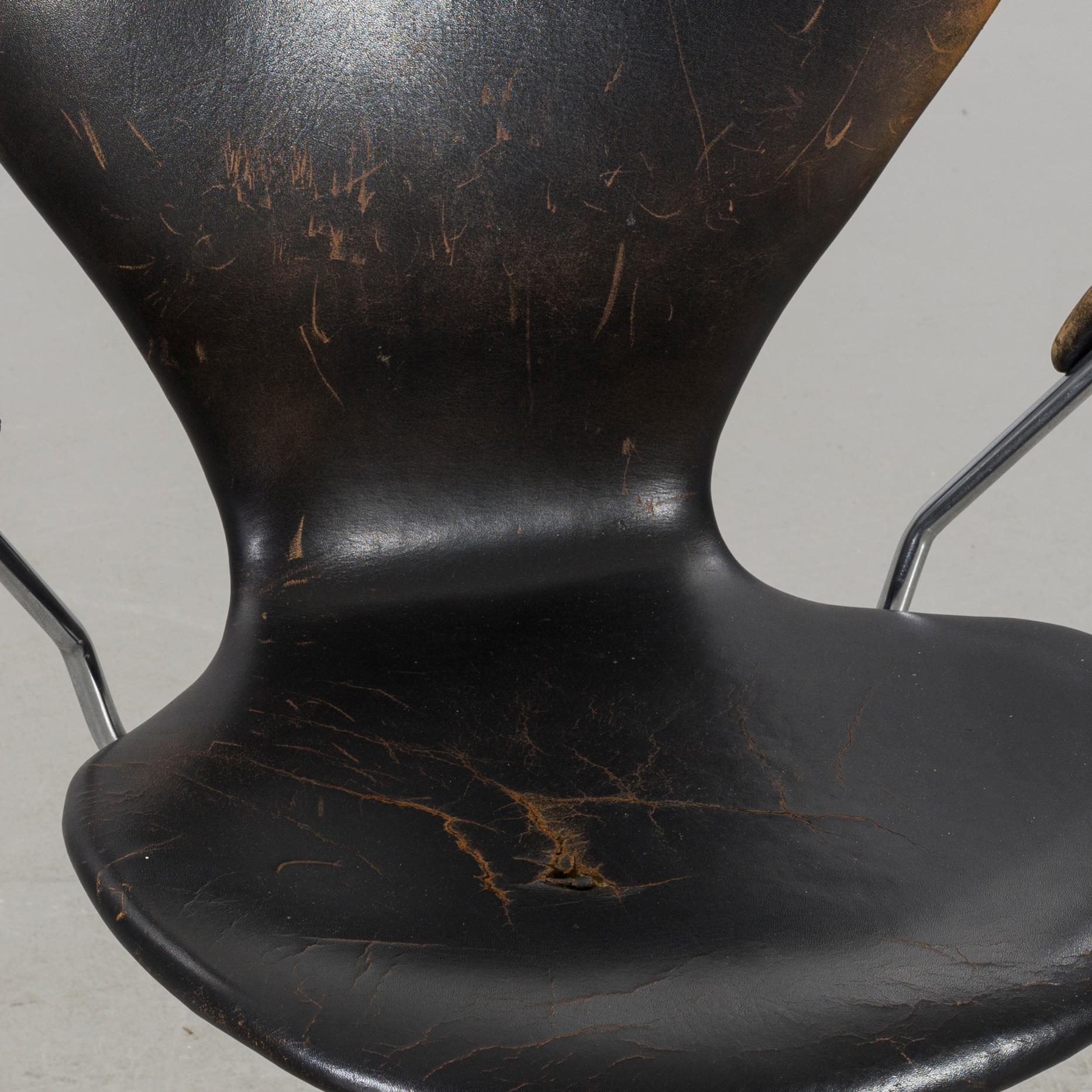 ARNE JACOBSEN, A Sjuan  armchair on wheels.