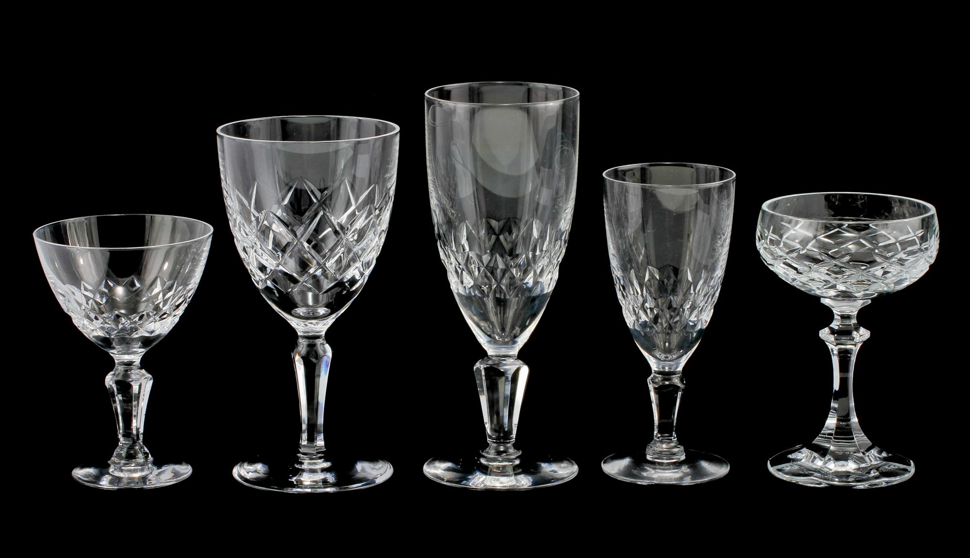 GLASSERVISDELAR, 89 st, mestadels "Karolina", Orrefors,1900-talets andra hälft.