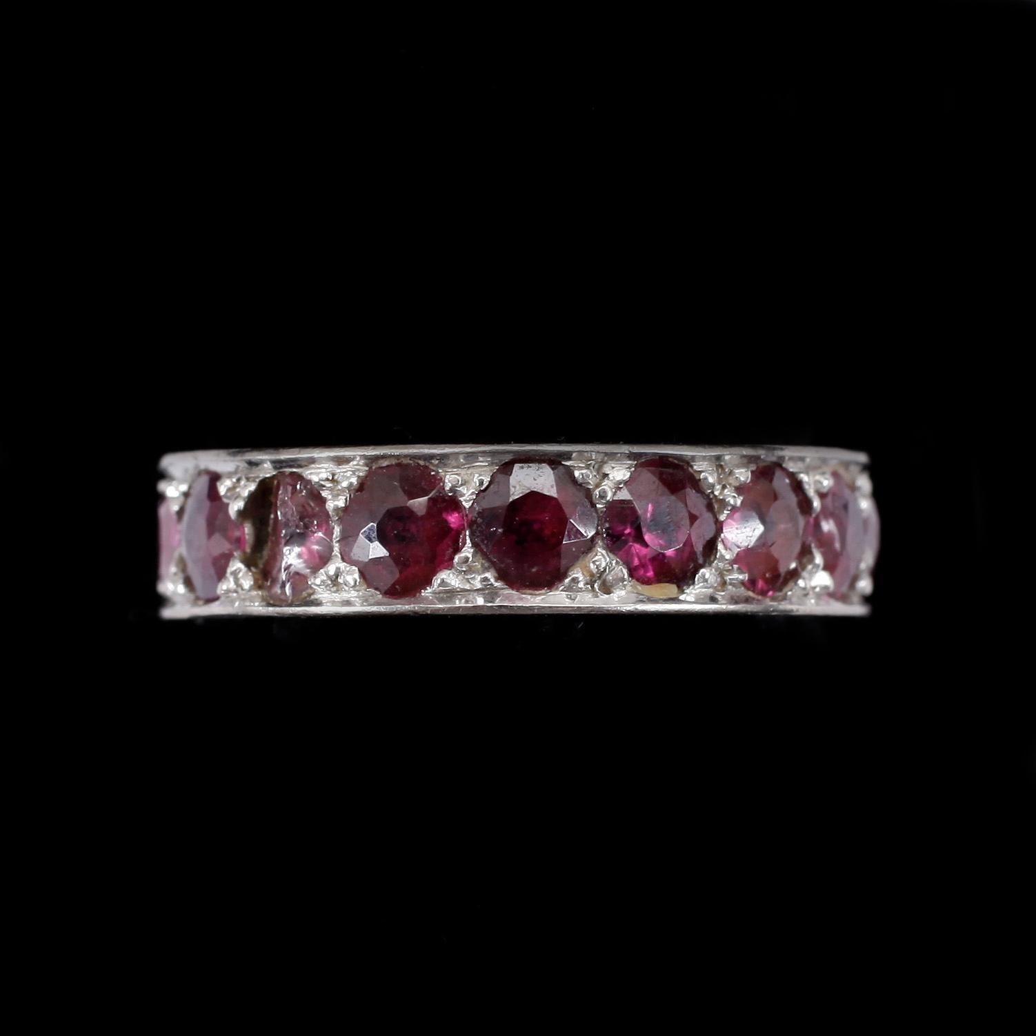 RING, helallians, 18k vitguld röda briljantslipade stenar. Vikt 5g.