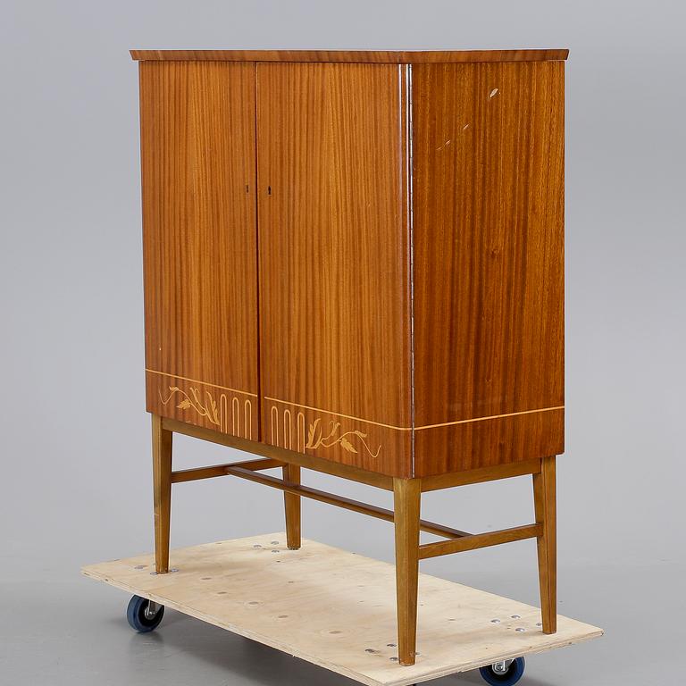 LINNESKÅP, mahogny, 1950-tal.