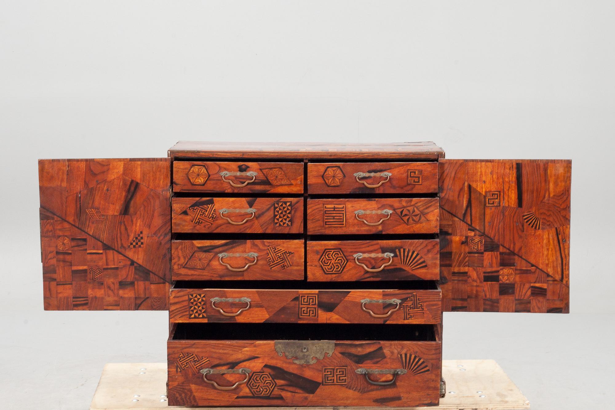 SKÅP, asiatiskt, 18/1900-tal.