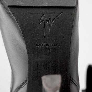 GIUSEPPE ZANOTTI, ett par stövlar. Storlek 41.