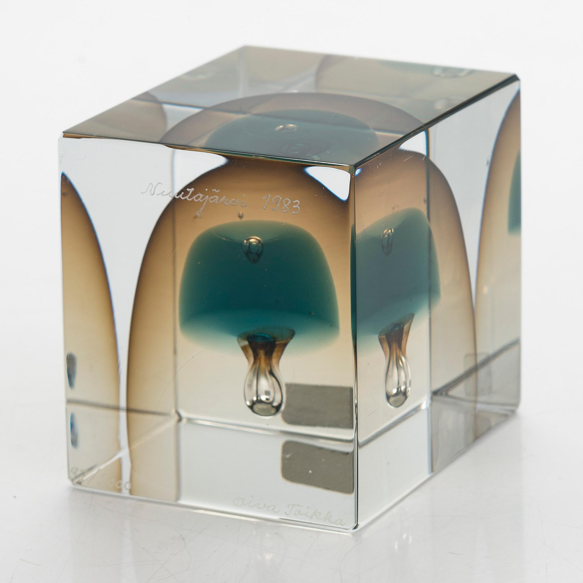 Oiva Toikka, vuosikuutio, signeerattu Oiva Toikka, Nuutajärvi 1983, numeroitu 97/2000.