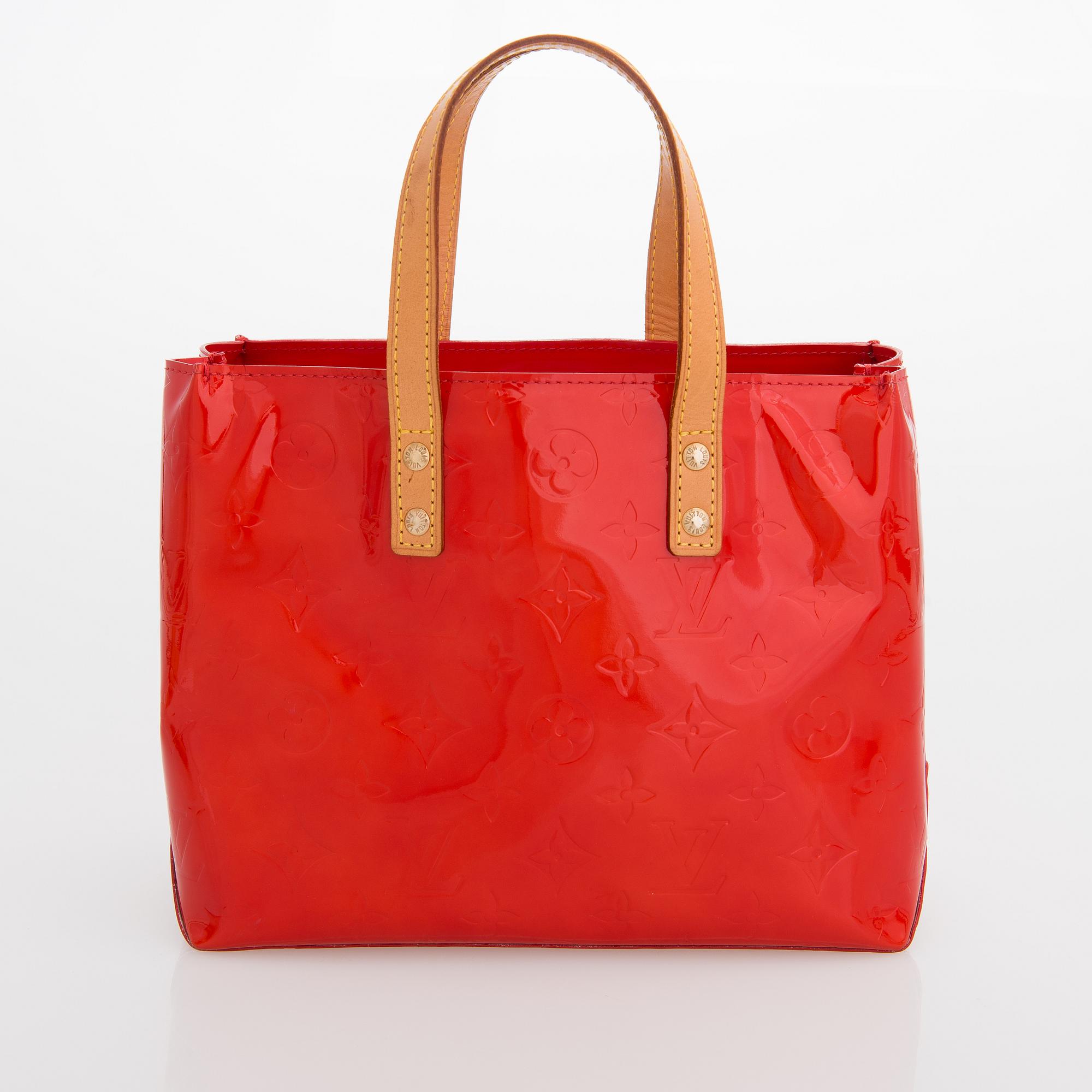 Louis Vuitton A red Vernis Reade bag. Bukowskis