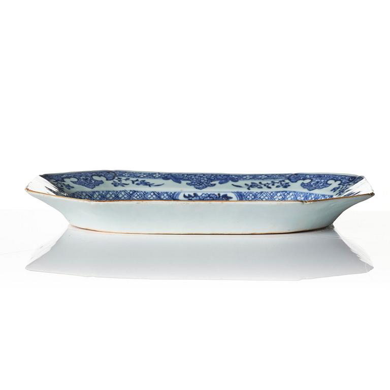 A pair of blue and white charges Qinalong.