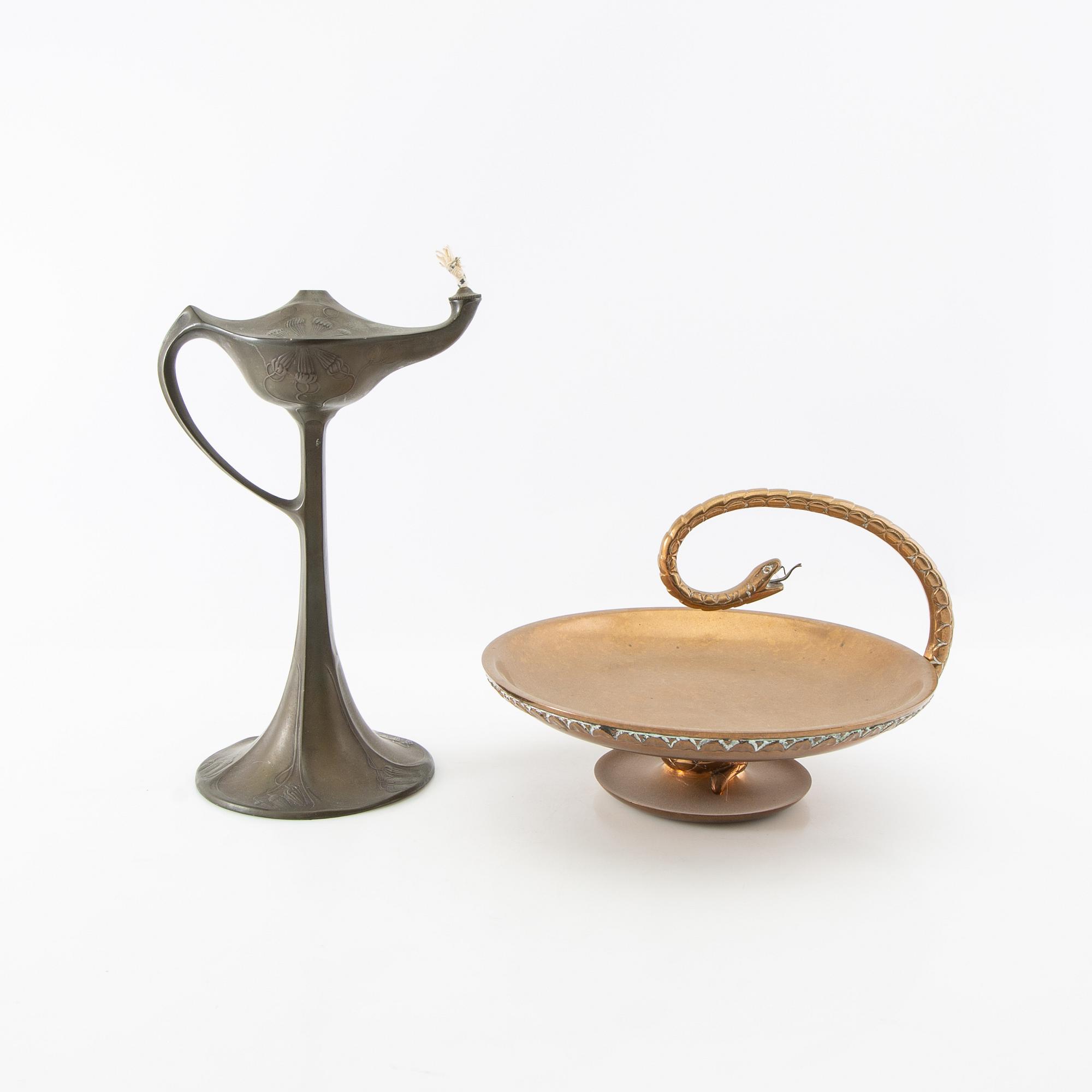 Skål på fot samt oljelampa 1900-talets första hälft.