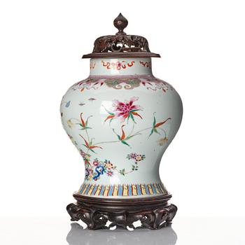 A famille rose jar, Qing dynasty, 19th Century.