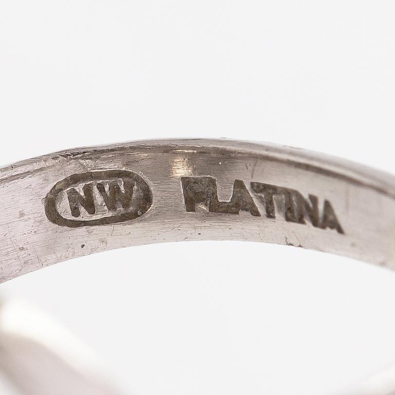 Ring, platina, diamanter ca 1.65 ct totalt och odlad pärla. Westerback, Helsingfors.