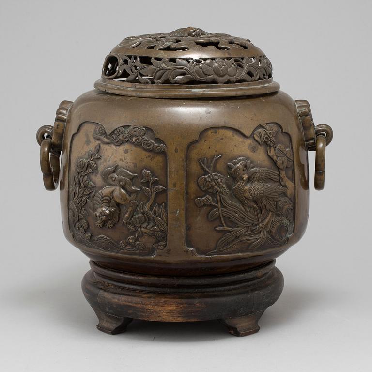 A large bronze censer with cover, Japan, Meiji (1868-1912).