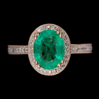 RING, 14K guld med oval smaragd ca 1,75ct samt flertal små briljantslipade diamanter. Vikt ca 4,5g.