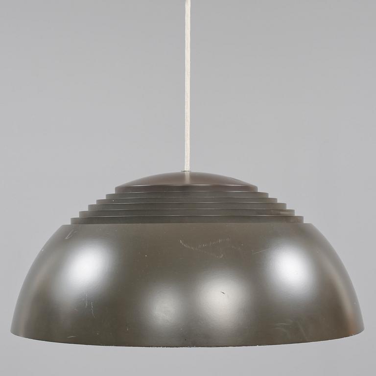 TAKARMATUR, "AJ Pendel", Arne Jacobsen, Louis Poulsen, 1900-tal. H 25.