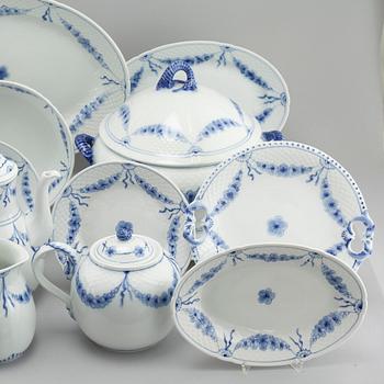 MATSERVISDELAR , porslin, 109 delar, "Empire", Bing & Gröndahl, Danmark.