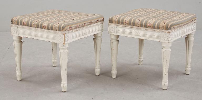 TABURETTER, ett par, gustaviansk stil, 1800-talets andra hälft.
