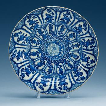 1698. FAT, porslin. Qing dynastin, Kangxi (1662-1722).