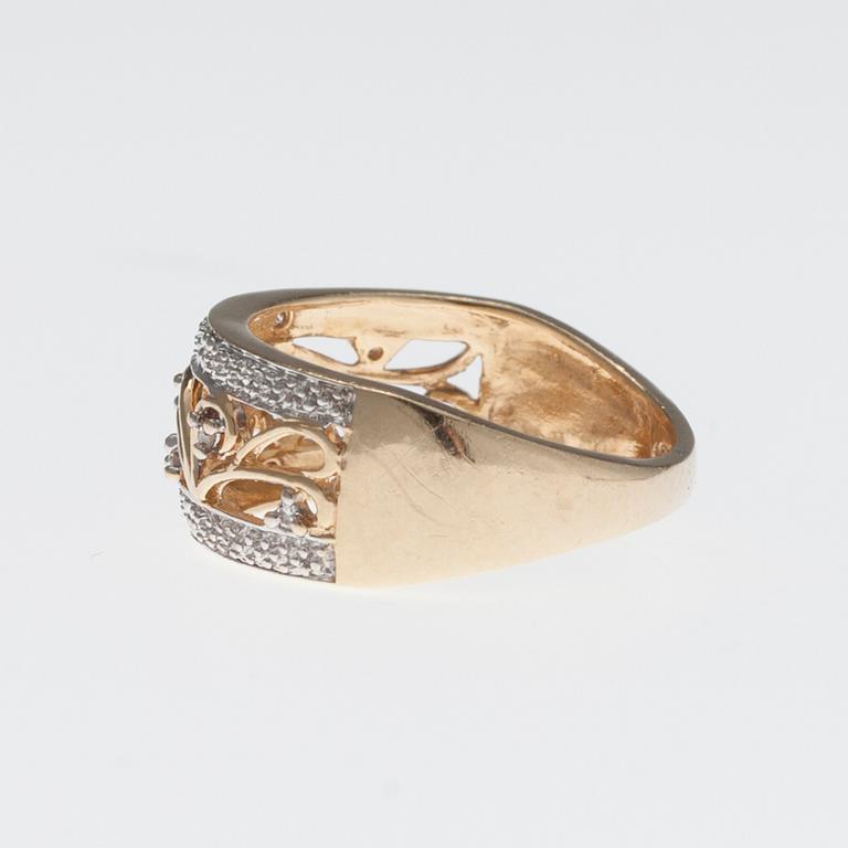 RING, 14K guld, små diamanter, tot. ca 0,10 ct. Vikt 3,1 g.