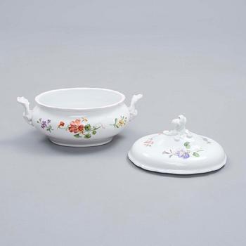 TERRIN MED LOCK, porslin, Meissen, 1900-tal.