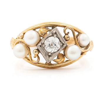 Ring 14K guld med gammalslipad diamant och pärlor.