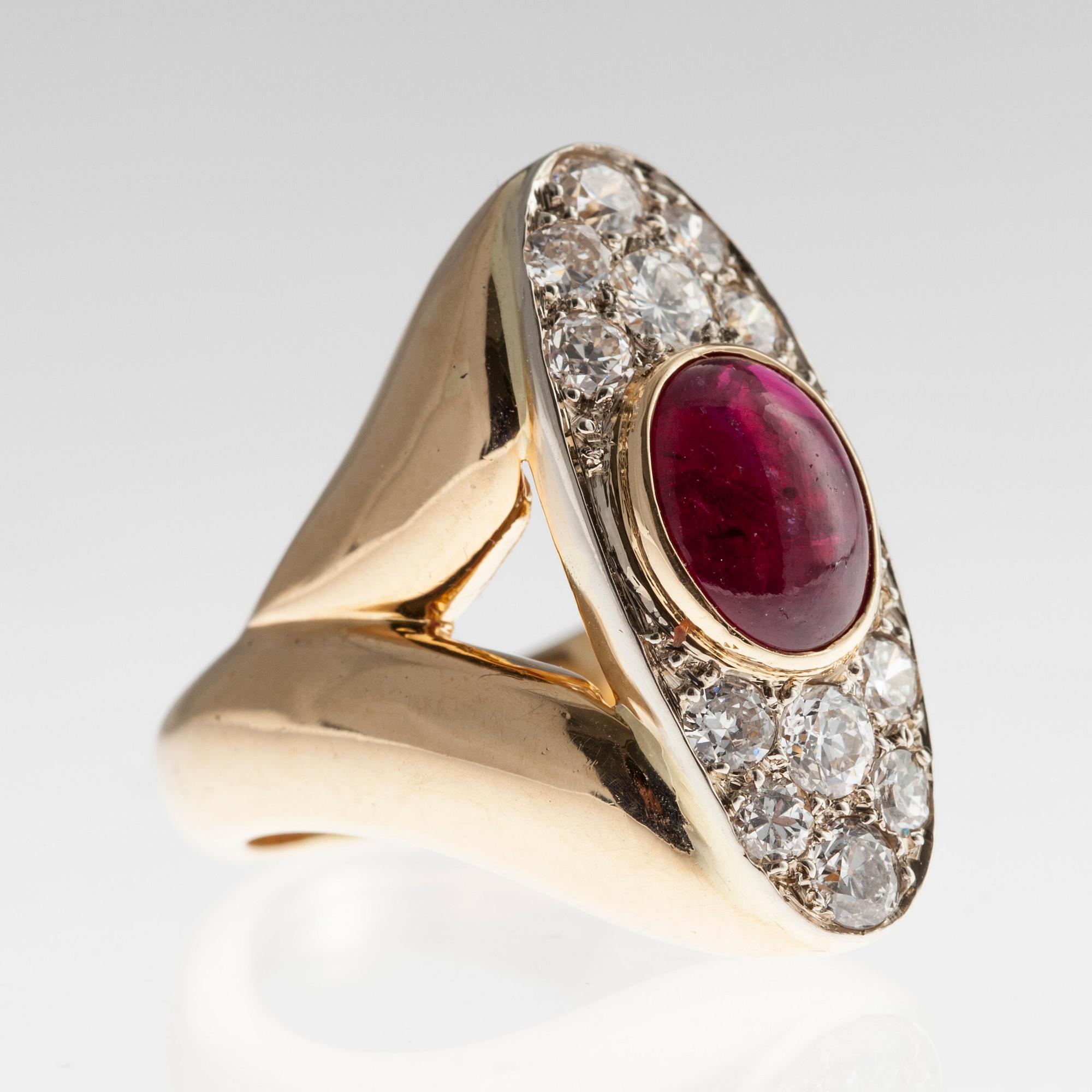 RING, 18K guld, rubin ca 3 ct, antik- och briljantslipade diamanter ca 1,4 ct. 1900 t. senare hälft. Vikt 16,4 g.