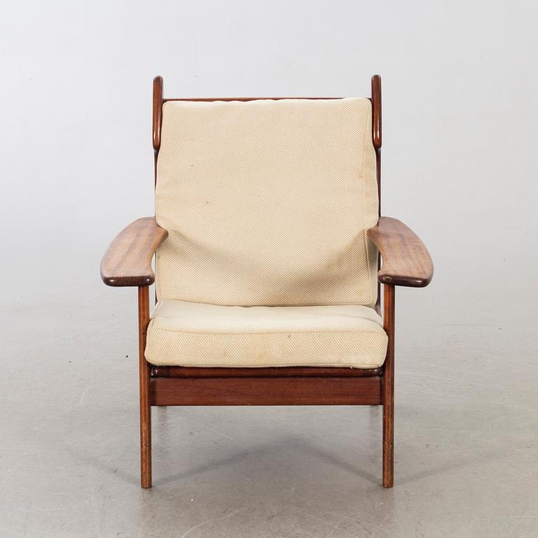 AN EASY CHAIR FROM THE MID 20TH CENTURY.