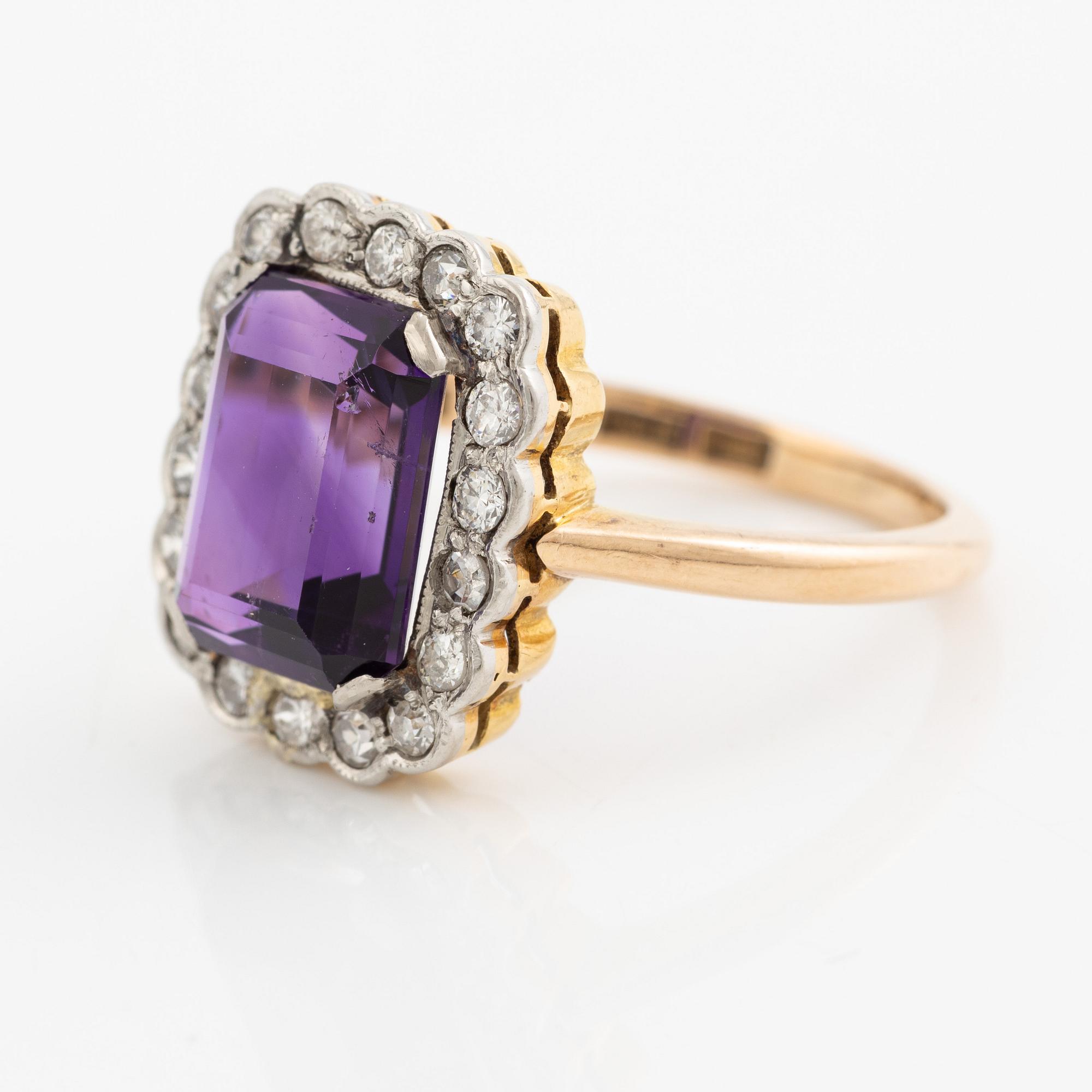 Ring in 18K gold with a faceted amethyst and octagon-cut diamonds.