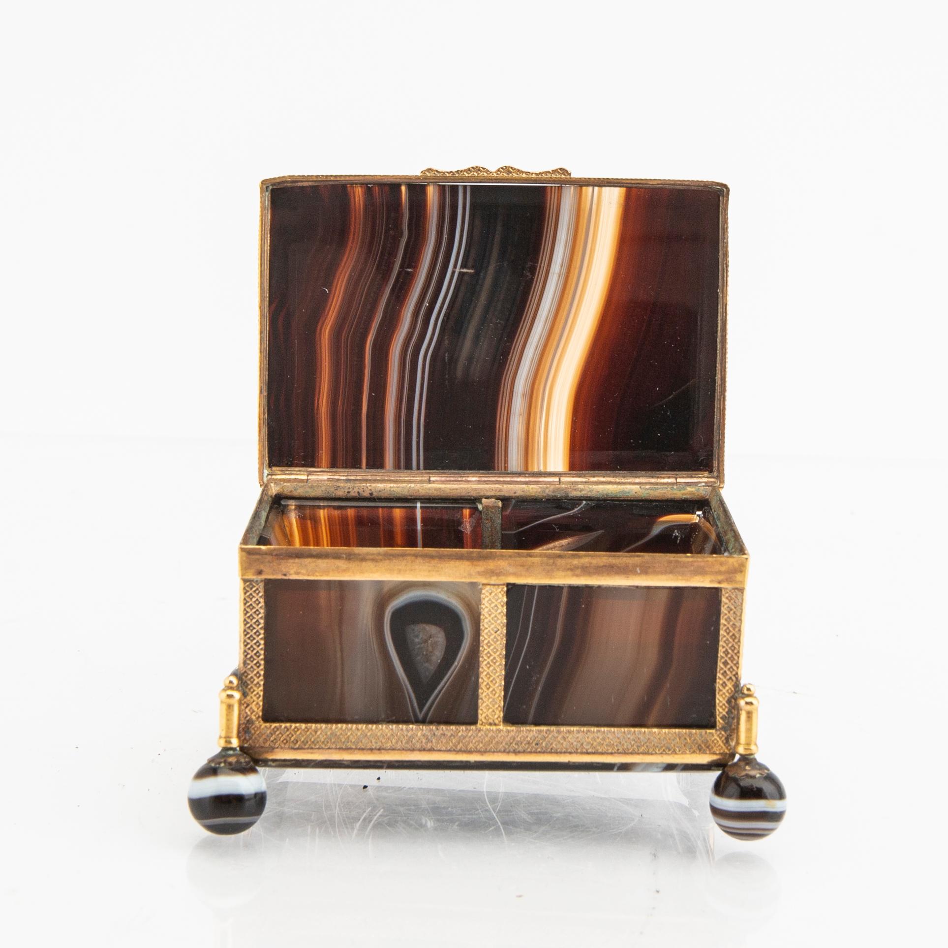 An early 20th century agate box.