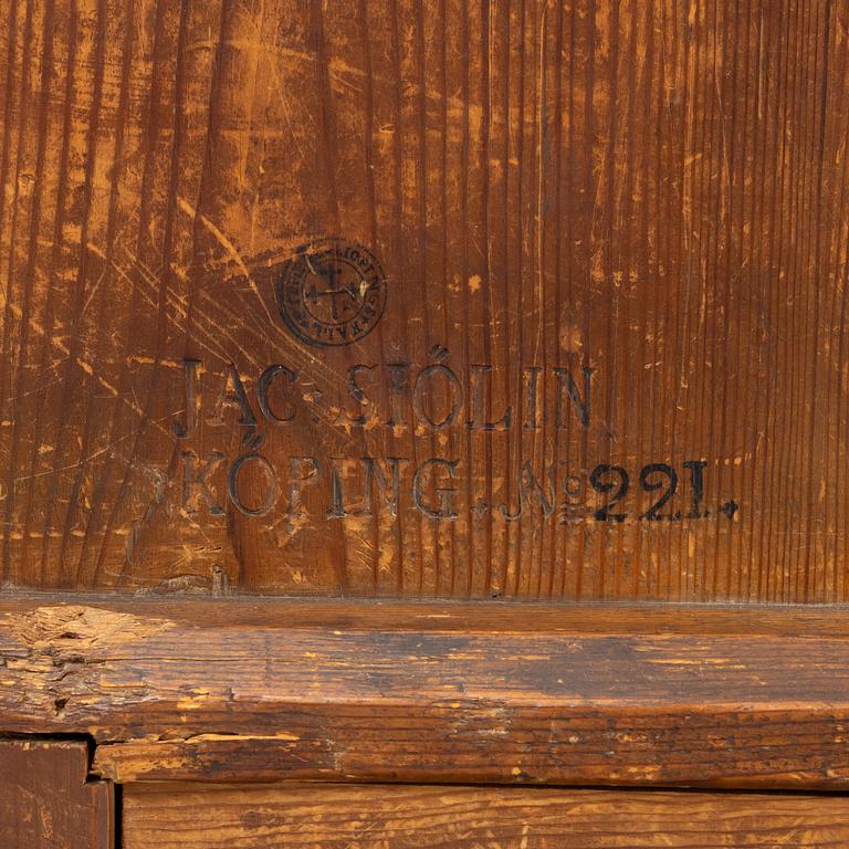 A tilt-top table.