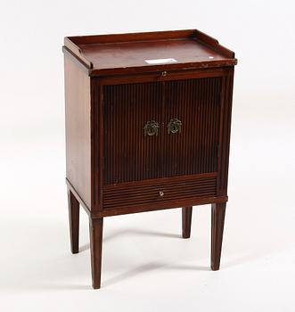 POTTSKÅP, gustaviansk stil, 1900-talets andra hälft.