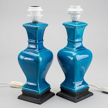 A pair of 21:st century table lamps.