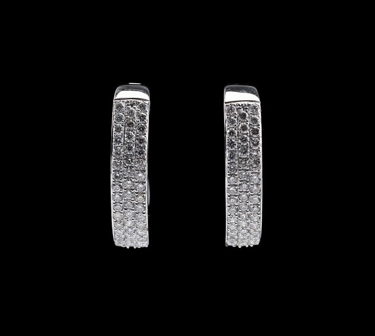 A PAIR OF EARRINGS, brilliant cut diamonds c. 0.60 ct. 18K white gold. Weight 4 g.